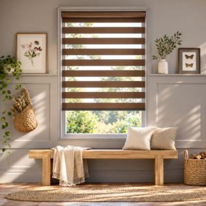 Rincón acogedor con persianas de madera y plantas