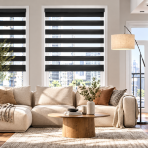 Sala moderna con persianas y ciudad